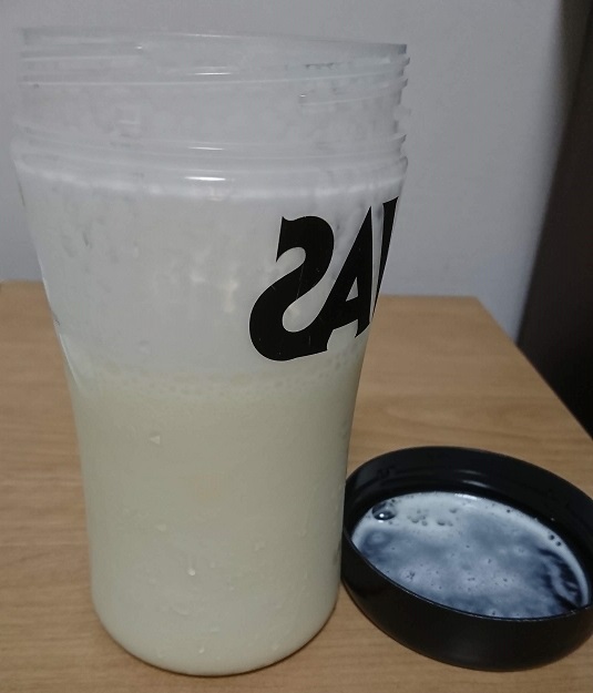 低脂肪乳に溶かしたマッドプロテイン
